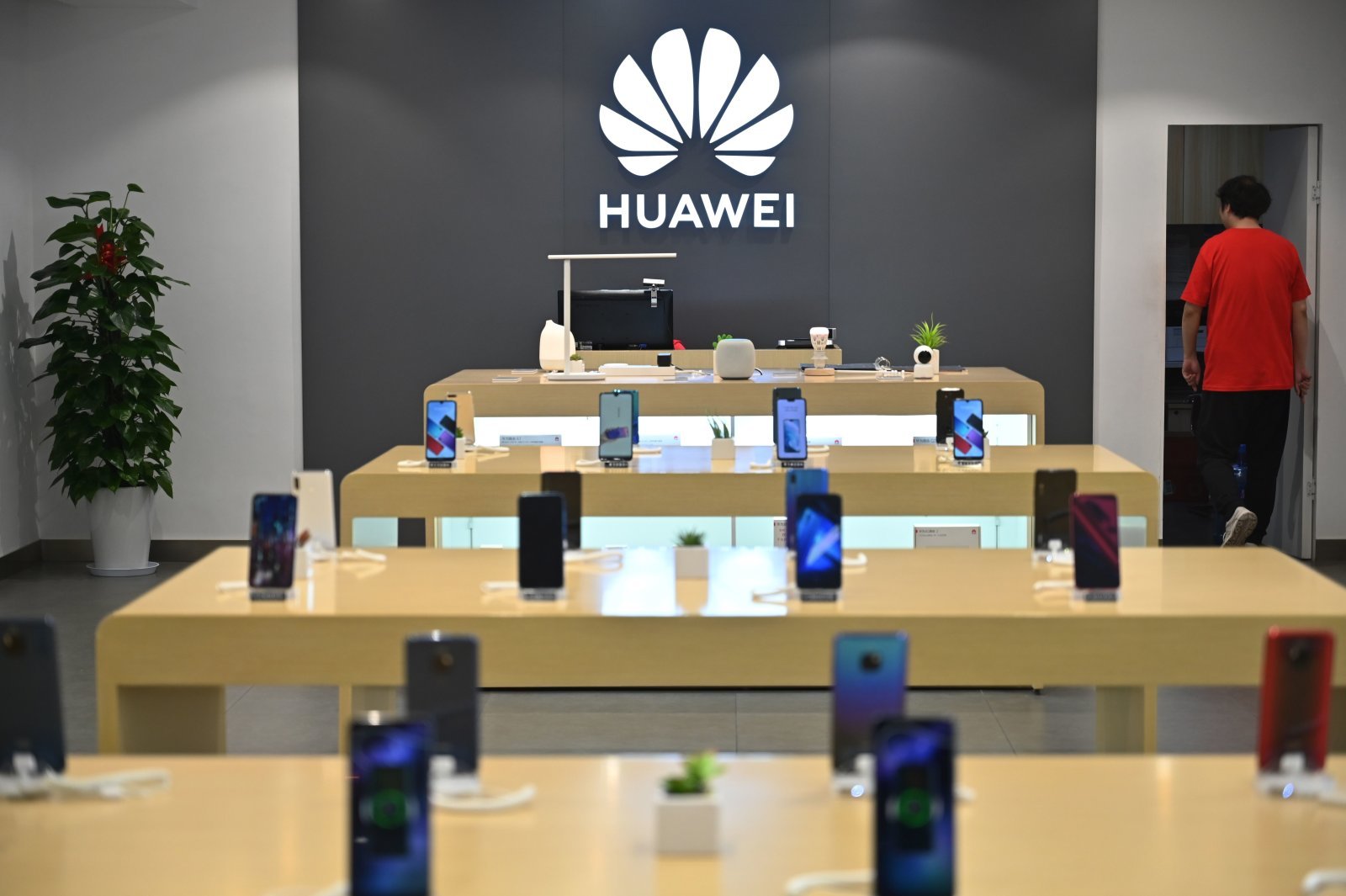 Huawei ลดการผลิตสมาร์ตโฟนลงแล้วหลังจากยอดขายตกต่ำ